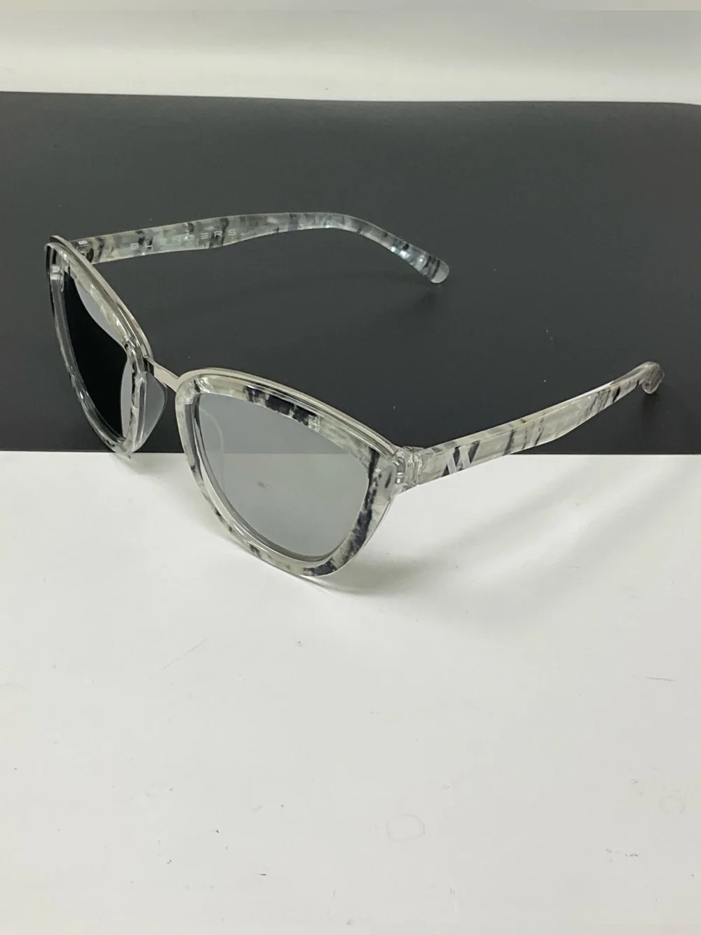 Blenders Avalanche Girl polarized sunglasses scratches
